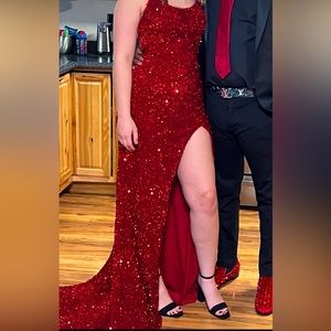 Beautiful prom dress. only wore it for about 3 hrs.new excellent condition